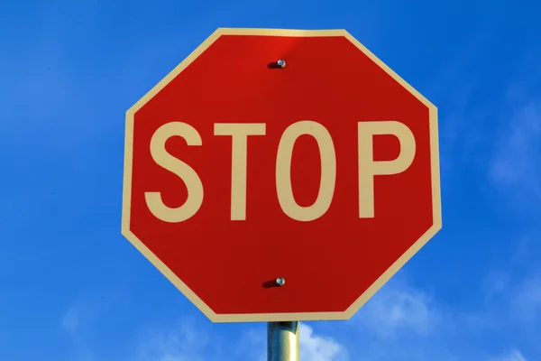 Segno di stop con cielo blu — Foto Stock