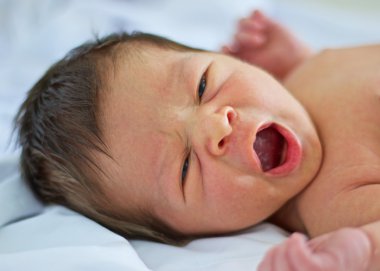 Gözleri ve ağzı açık erkek bebek