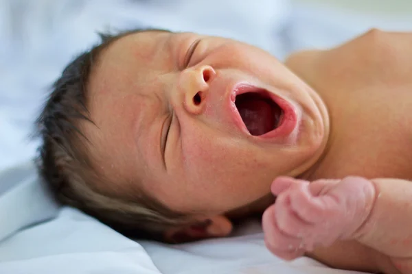 Baby Boy Yawning pada latar belakang putih — Stok Foto