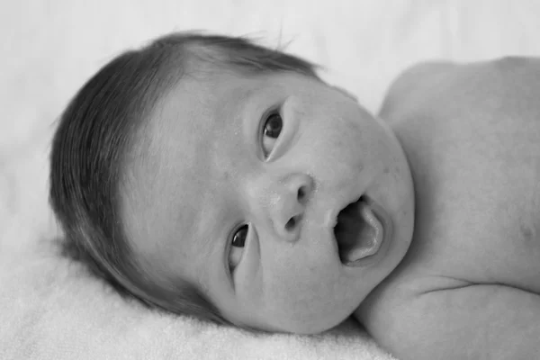 Baby Boy sobresaliendo de la lengua —  Fotos de Stock
