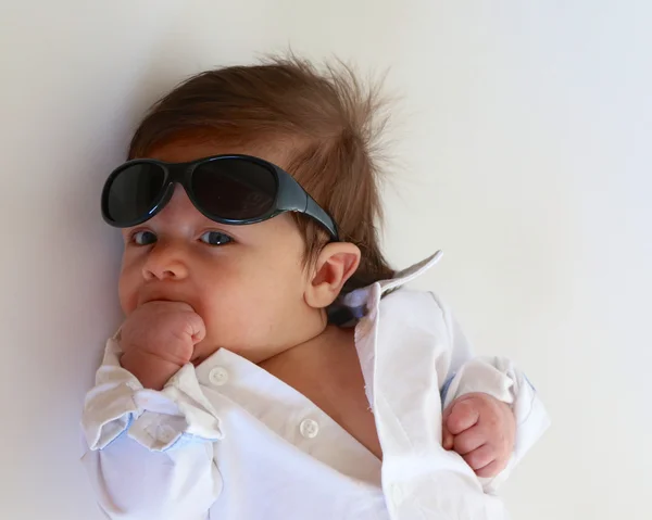 Güneş gözlüklü erkek bebek — Stok fotoğraf