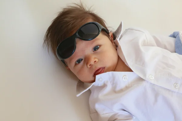 Güneş gözlüklü erkek bebek — Stok fotoğraf