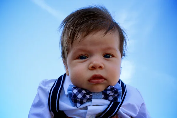 Erkek bebek ve gökyüzü — Stok fotoğraf