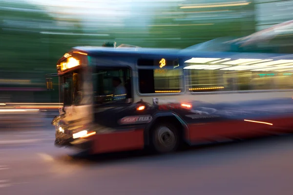 Bewegungsunschärfe des Stadtbusses — Stockfoto