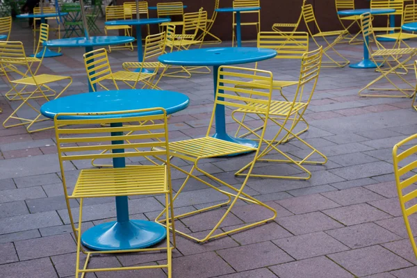Žluté židle a stoly modré — Stock fotografie