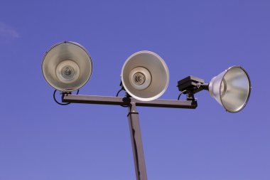 İzole açık atletik mahkeme ışıklar