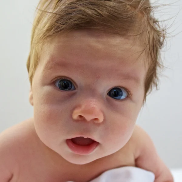 흰색 배경으로 아기 — 스톡 사진