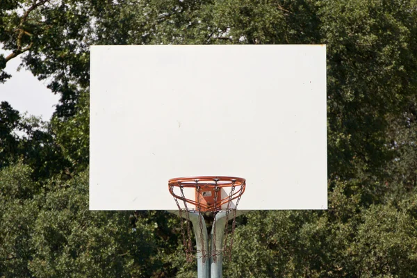 Arco de basquete com backboard branco — Fotografia de Stock