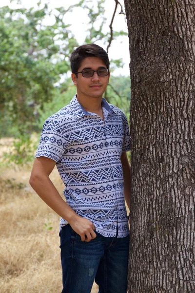 Adolescent garçon dans parc — Photo