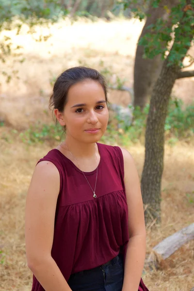 Mignon adolescent fille dans parc — Photo