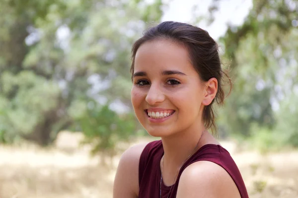 Linda chica adolescente en el parque — Foto de Stock