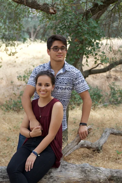 Heureux adolescent couple dans un parc — Photo