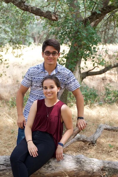 Pareja adolescente feliz en un parque — Foto de Stock