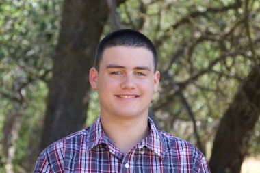 Gülümseyen genç çocuk parkı