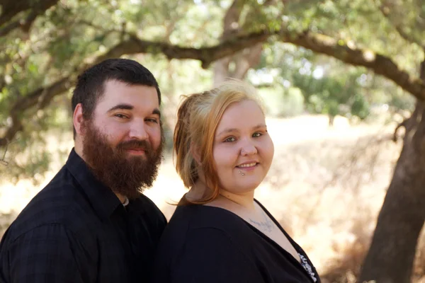 Pareja joven en el parque — Foto de Stock