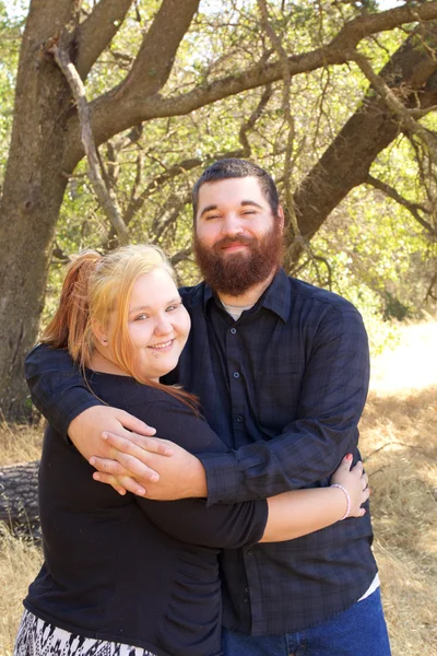 Jeune couple dans le parc — Photo