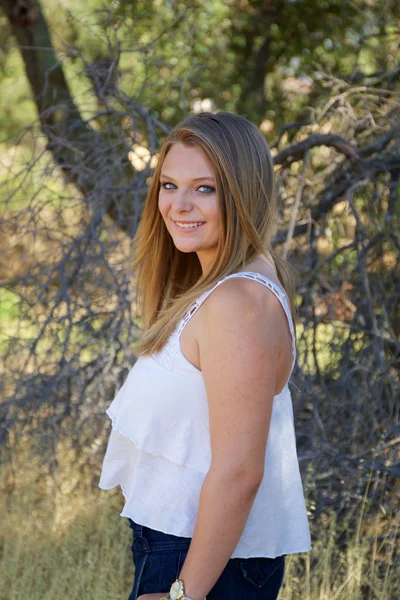 Teenager-Mädchen im Park — Stockfoto