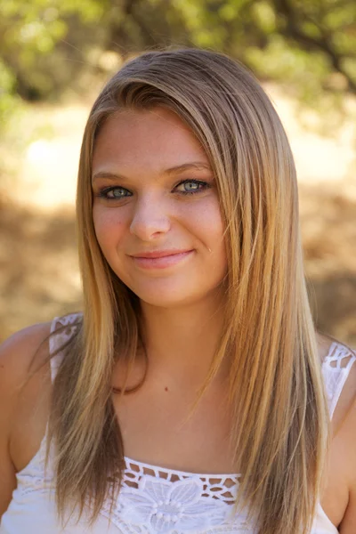 Teenager-Mädchen im Park — Stockfoto