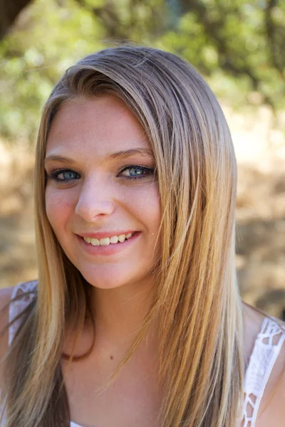 Teenage Girl in Park — Stock Photo, Image