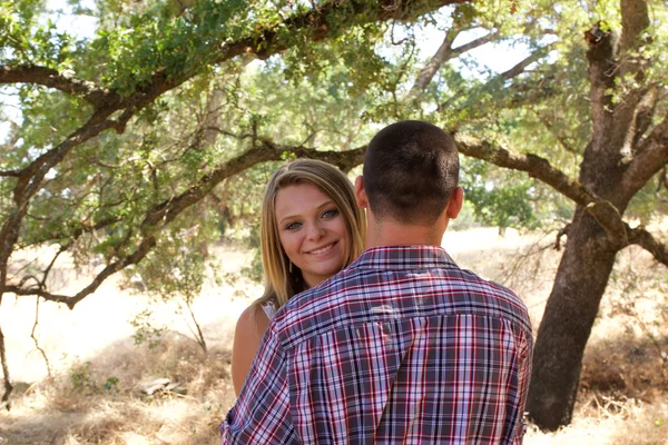 Jeune couple a le parc — Photo