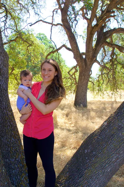 Madre e hijo recién nacido en un parque — Foto de Stock