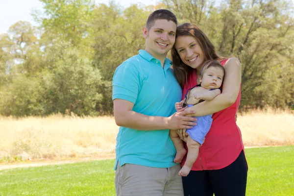 Familie im Park — Stockfoto