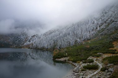 Polonya Tatra Dağları sonbahar güneşiyle dondurulmuş ve aydınlatılmıştır.