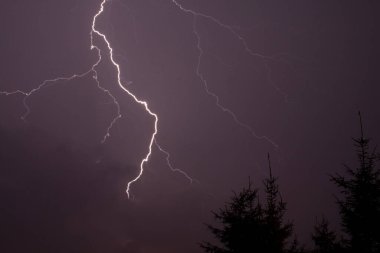 Küçük bir köy üzerinde büyük bir fırtına