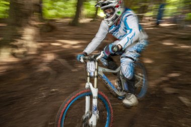 Yokuş aşağı bir bisiklet yarışması, büyük off-road sürüşlerinin olduğu yerde.