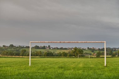 Eski terk edilmiş bir futbol sahası Sabah sisinde                               