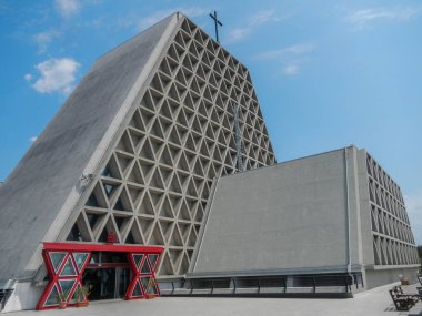Kilise yapısal yapısal betondan yapılmıştır.