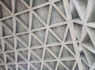 Kasada beton üçgen yapı var.