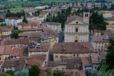 İtalya 'da küçük bir kasabada tuğladan yapılmış çatı manzarası