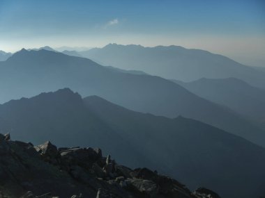 Polonya Tatra Dağları sonbahar güneşiyle dondurulmuş ve aydınlatılmıştır.