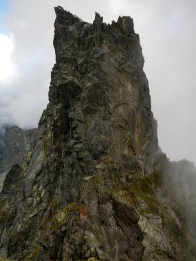 Polonya Tatra Dağları sonbahar güneşiyle dondurulmuş ve aydınlatılmıştır.