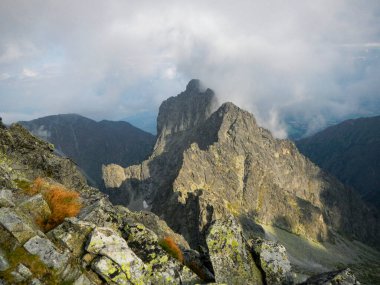 Polonya Tatra Dağları sonbahar güneşiyle dondurulmuş ve aydınlatılmıştır.