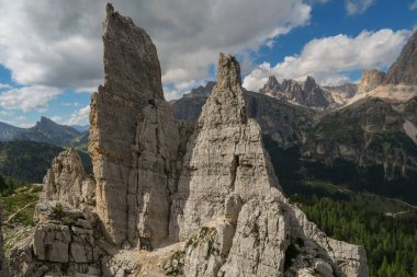 İtalya 'nın kayalık Dolomitlerinde güzel manzara ve manzara
