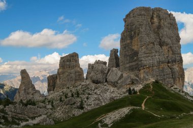 İtalya 'nın kayalık Dolomitlerinde güzel manzara ve manzara