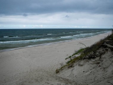 Engebeli Polonya denizinin güzel bir manzarası