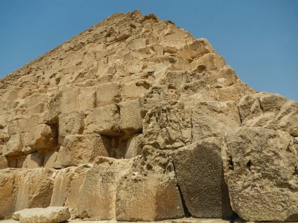 Vernietigde Muur Van Stenen Egyptische Piramide Tegen Lucht — Stockfoto