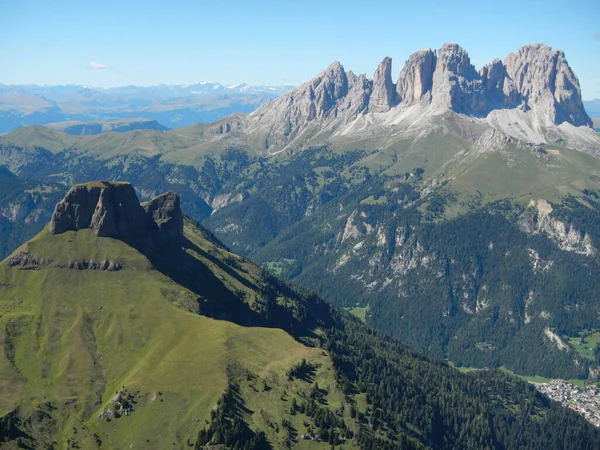 İtalya 'nın kayalık Dolomitlerinde güzel manzara ve manzara