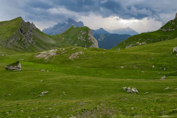 İtalya 'nın kayalık Dolomitlerinde güzel manzara ve manzara
