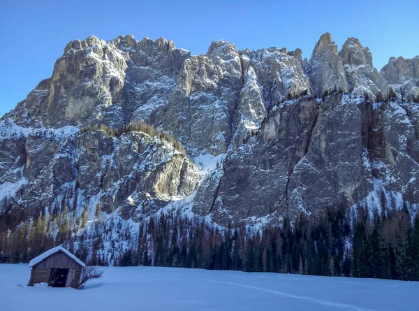İtalya 'nın kayalık Dolomitlerinde güzel kış manzaraları ve panoramalar
