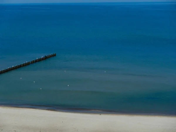 Çok Sakin Bir Deniz Sahil Dalgakıran Manzarası — Stok fotoğraf