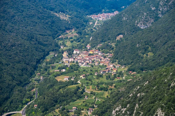 Mała Włoska Wioska Ukryta Leśnej Górskiej Dolinie — Zdjęcie stockowe