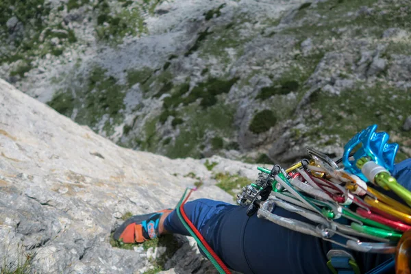 Escalador Com Equipamento Enquanto Escalava Nas Montanhas — Fotografia de Stock