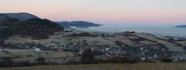 Küçük dağların arasındaki vadi dumanla kaplıydı.