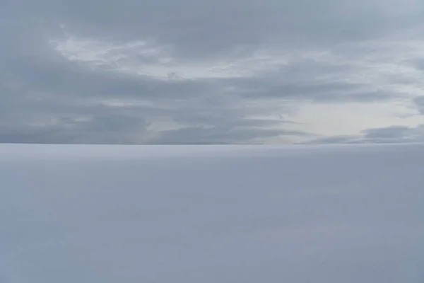 Μια Άποψη Του Πεδίου Χιονιού Που Εκτείνεται Στον Ορίζοντα Στο — Φωτογραφία Αρχείου