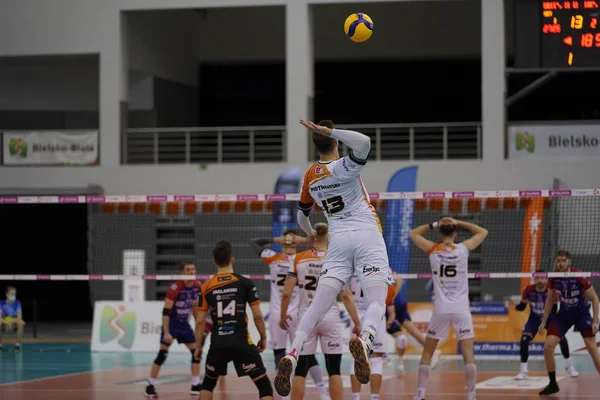 BIELSKO-BIALA, POLAND - 22 Nisan 2021: BBTS Bielsko-Biala 'dan voleybol oyuncuları, Bielsko-Biala' daki Debowiec IPLA salonundaki maçta BKS Visa Bydgoszcz 'i beş set sert bir yenerek TAURON 1 finaline yükselecek. 