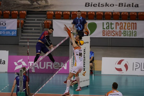 BIELSKO-BIALA, POLAND - 22 Nisan 2021: BBTS Bielsko-Biala 'dan voleybol oyuncuları, Bielsko-Biala' daki Debowiec IPLA salonundaki maçta BKS Visa Bydgoszcz 'i beş set sert bir yenerek TAURON 1 finaline yükselecek. 